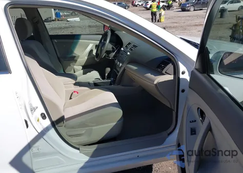 2010 Toyota Camry z USA, uszkodzony, nr VIN 4T1BF3EK2AU525120